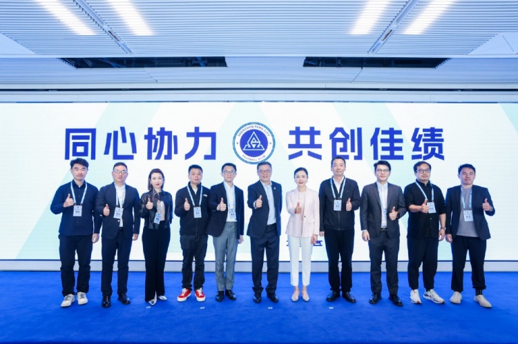 足球報：10家企業(yè)捧場(chǎng)新賽季出征儀式，深圳新鵬城進(jìn)一步做強做優(yōu)