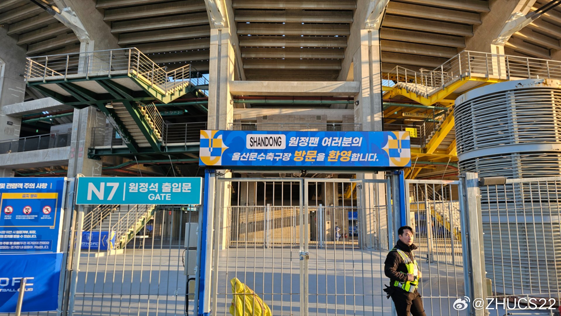 博主：蔚山現場(chǎng)工作人員、轉播車(chē)、安保在準備撤場(chǎng)，場(chǎng)外一片安靜