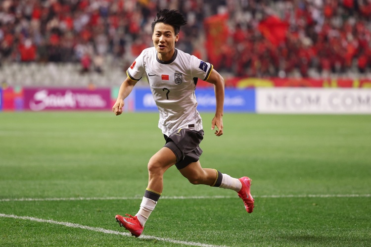 媒體人：朱鵬宇、毛偉杰踢中甲時(shí)我就夸了，中國足球需偶像球星